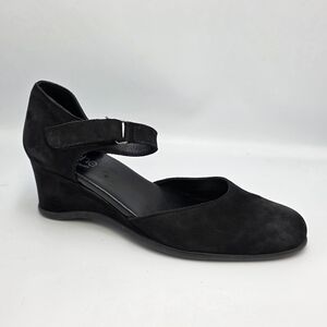 Authentic Arche Tilkoa Baby Noir pumps — iconic French comfort in black suede!
